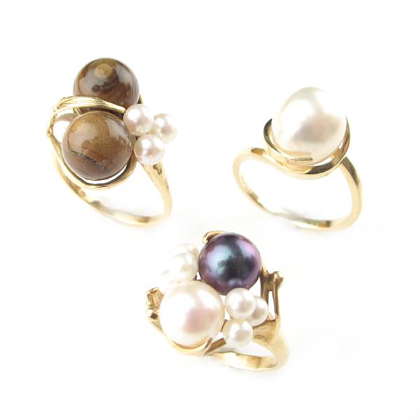 Appraisal: A collection of jewelry including two pearl and gold rings