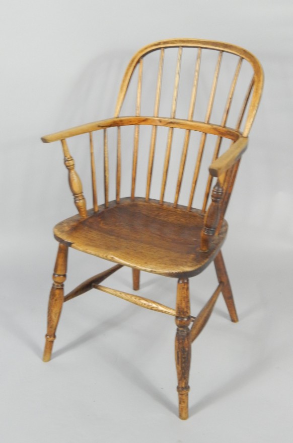 Appraisal: A thC oak and elm Windsor chair raised on turned