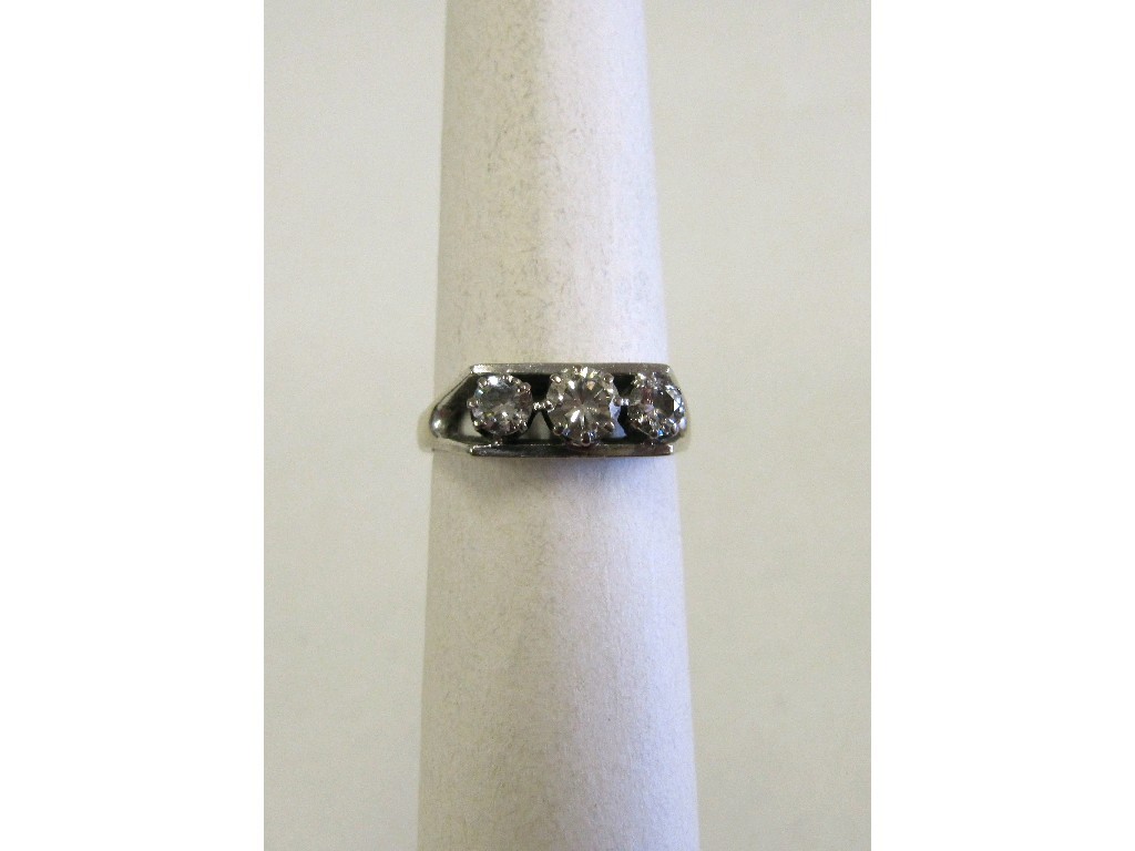 Appraisal: Eighteen carat white gold diamond three stone ring with three