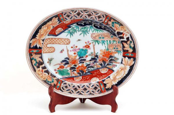 Appraisal: A Japanese Imari porcelain platter center floral scene with floral