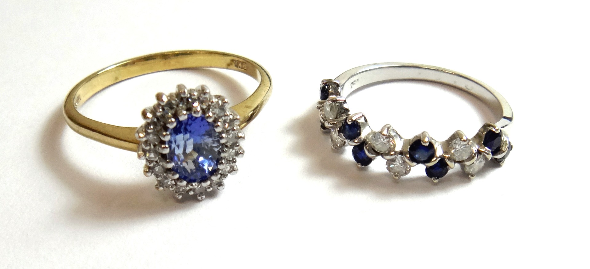 Appraisal: A ct gold diamond and Ceylon sapphire set oval cluster