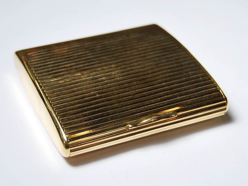 Appraisal: Yellow metal loose powder compact of square reeded formation with