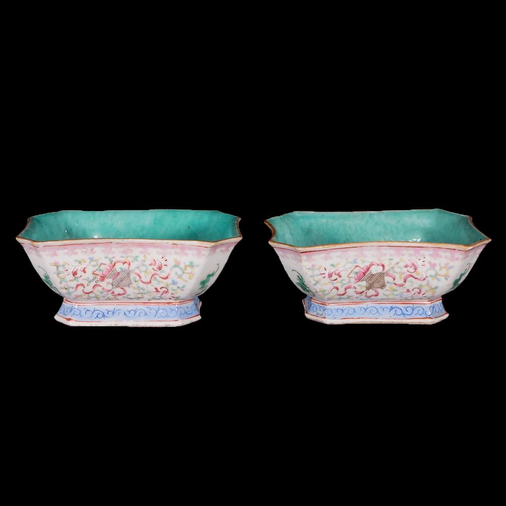 Appraisal: Pair of th century Chinese bowls A pair of thcentury