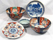 Appraisal: A quantity of Oriental ceramics comprising three bowls and two