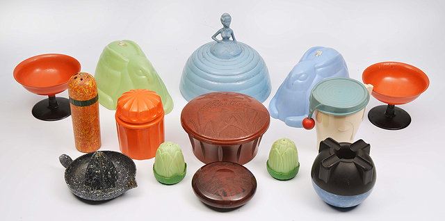 Appraisal: A MIXED QUANTITY OF EARLY TO MID TH CENTURY BAKELITE