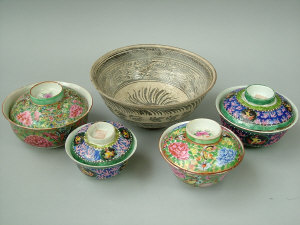 Appraisal: A collection of South East Asian porcelain footed bowls and