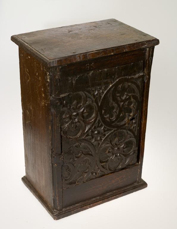 Appraisal: SMALL th CENTURY AND LATER OAK CUPBOARD the door formed