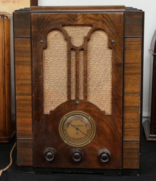 Appraisal: A S ATWATER KENT WOOD CASE TABLE TOP RADIOThe tombstone