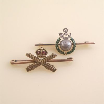 Appraisal: Two gold military brooches One for the Machine Gun Corp