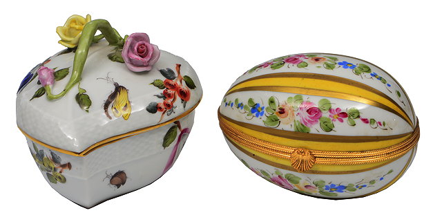 Appraisal: A HEREND PORCELAIN PEACH SHAPED BOX AND COVER decorated with