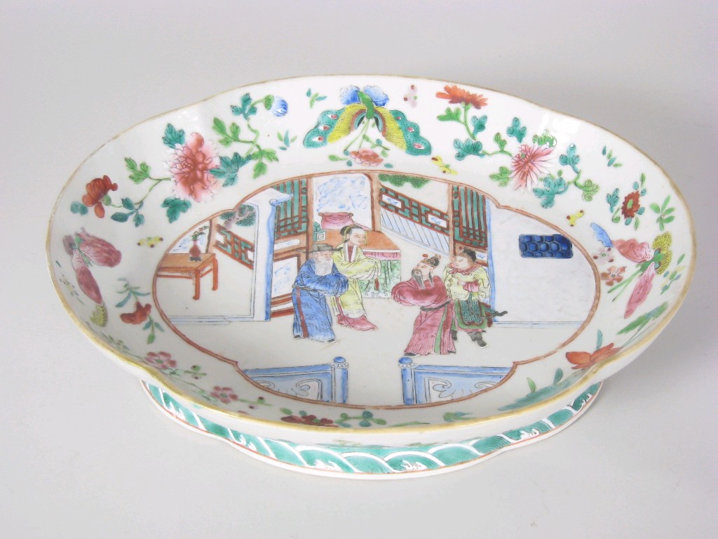 Appraisal: A th Century Cantonese Dish of lobed form showing figures