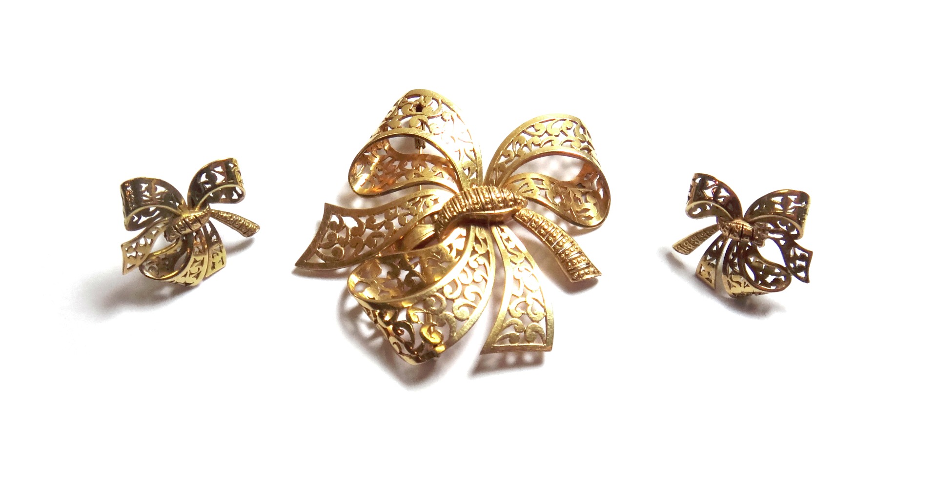 Appraisal: A gold pendant brooch designed as a ribbon tied bow