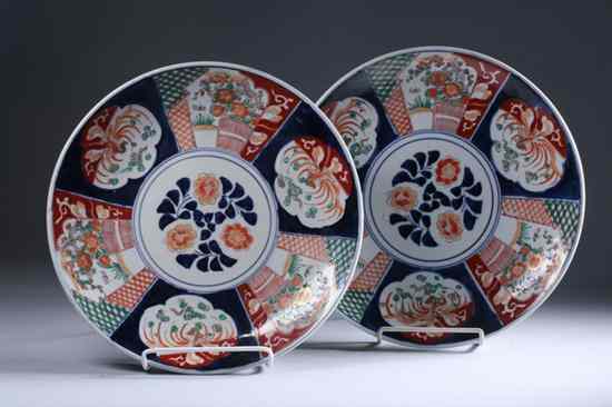 Appraisal: PAIR JAPANESE IMARI PORCELAIN CHARGERS Meiji period Floral decoration -