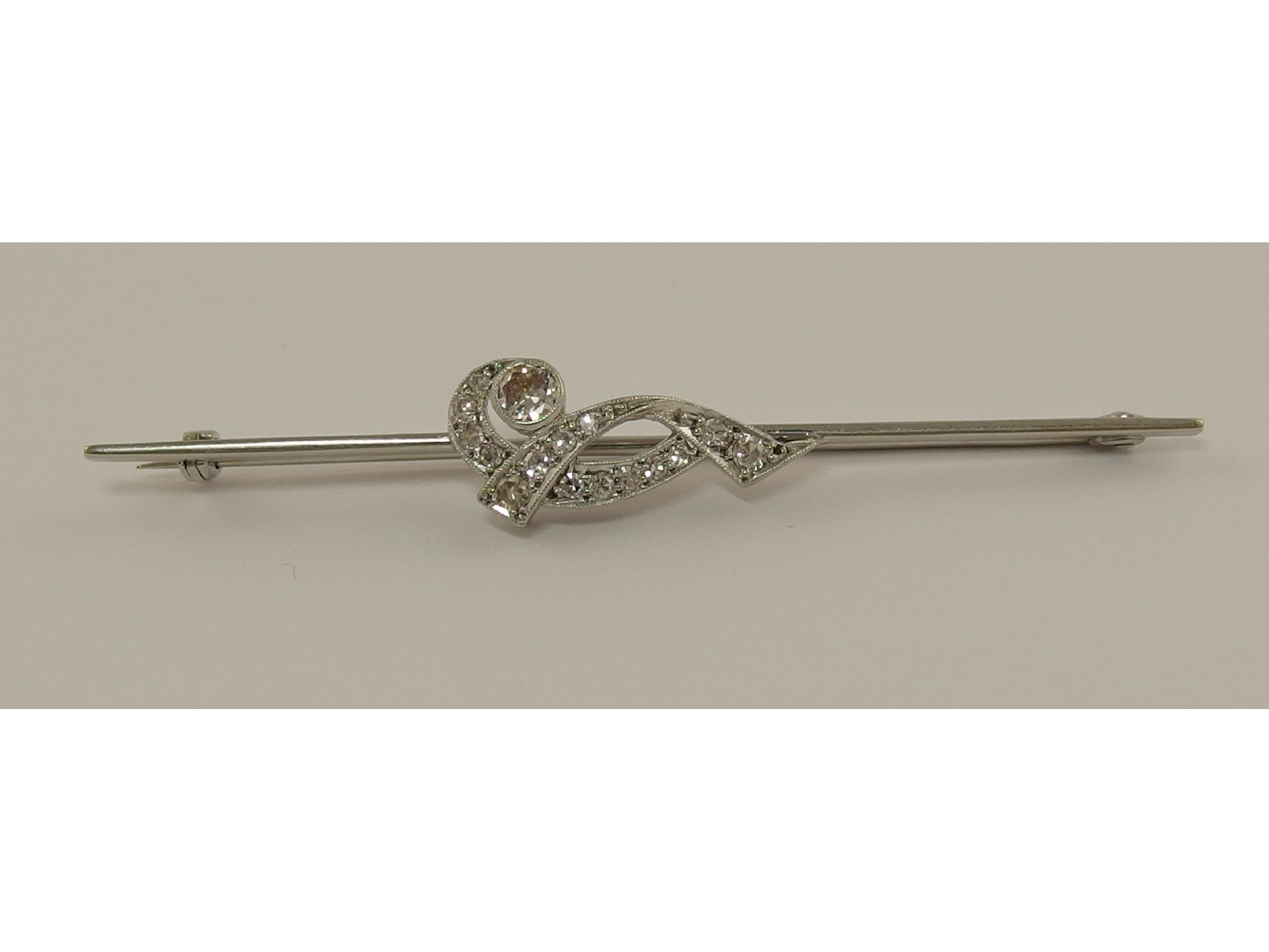 Appraisal: An ct and platinum diamond bar broochthe diamond set element