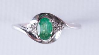 Appraisal: Diamond Emerald K White Gold Ring Oval emerald surround by