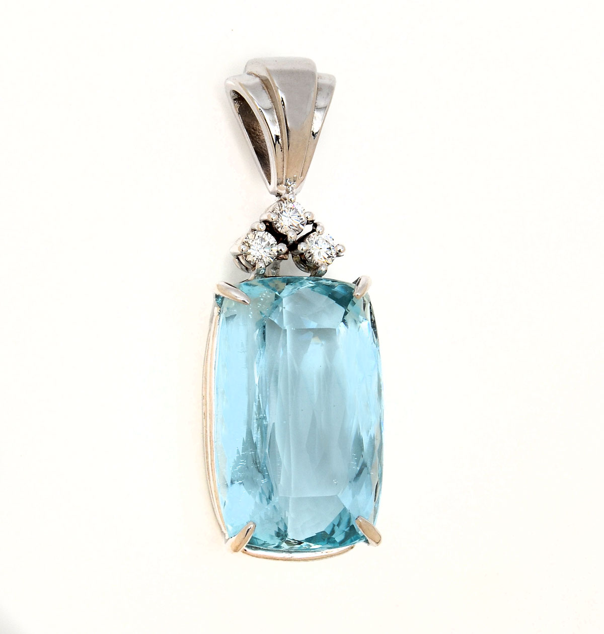 Appraisal: K CT CUSHION CUT AQUAMARINE PENDANT A single cushion cut