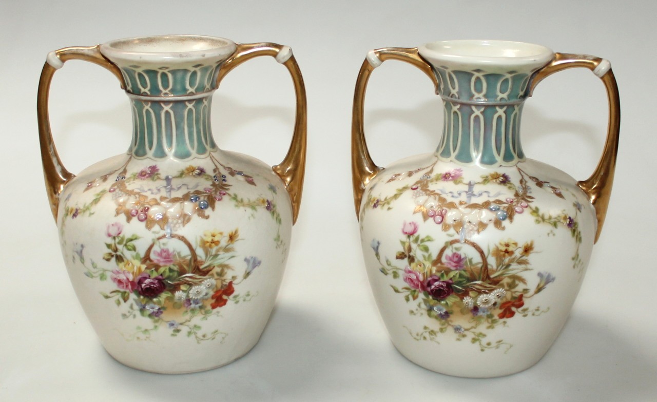 Appraisal: A pair of early thC Worcester style porcelain vases each