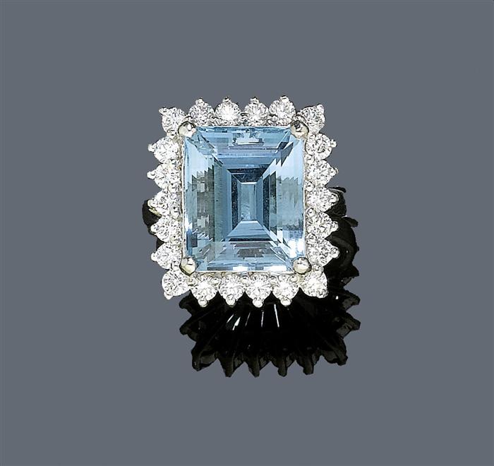 Appraisal: AQUAMARINE AND DIAMOND RING White gold Attractive classic ring the