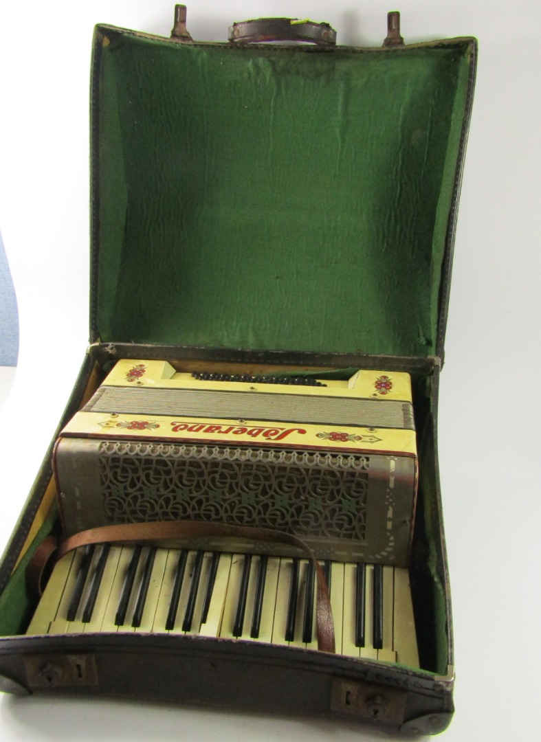 Appraisal: A Soberano accordian forty eight buttons cased