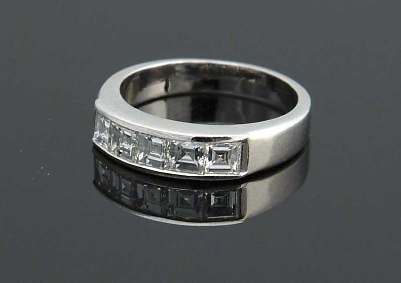 Appraisal: PLATINUM AND DIAMOND LADIES RING Five square cut diamonds ct