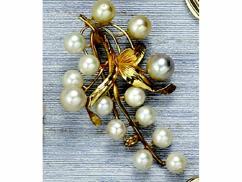 Appraisal: PEARL BROOCH k yellow gold brooch with engraved leaf design