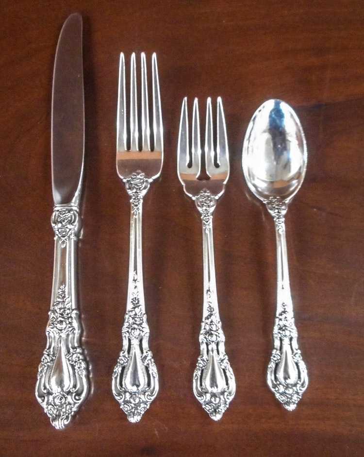 Appraisal: LUNT ELOQUENCE STERLING SILVER FLATWARE SET thirty-two pieces comprised of