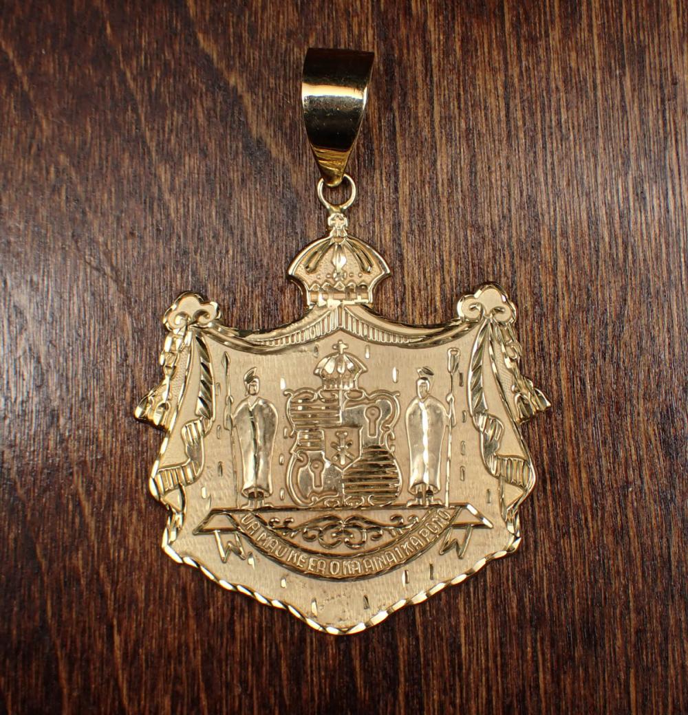 Appraisal: FOURTEEN KARAT GOLD HAWAIIAN COAT OF ARMS PENDANT The large