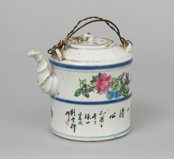 Appraisal: A Chinese Famille Rose Porcelain Teapot The teapot is in