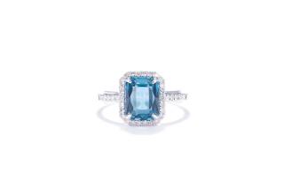 Appraisal: A BLUE TOPAZ RING WITH DIAMONDS London blue topaz is