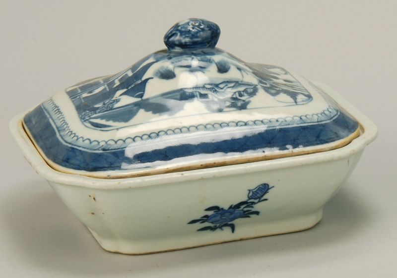 Appraisal: CHINESE EXPORT CANTON PORCELAIN COVERED VEGETABLE DISH th CenturyIn rectangular