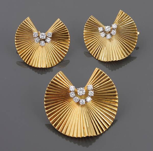 Appraisal: A diamond and k gold retro fan brooch with a