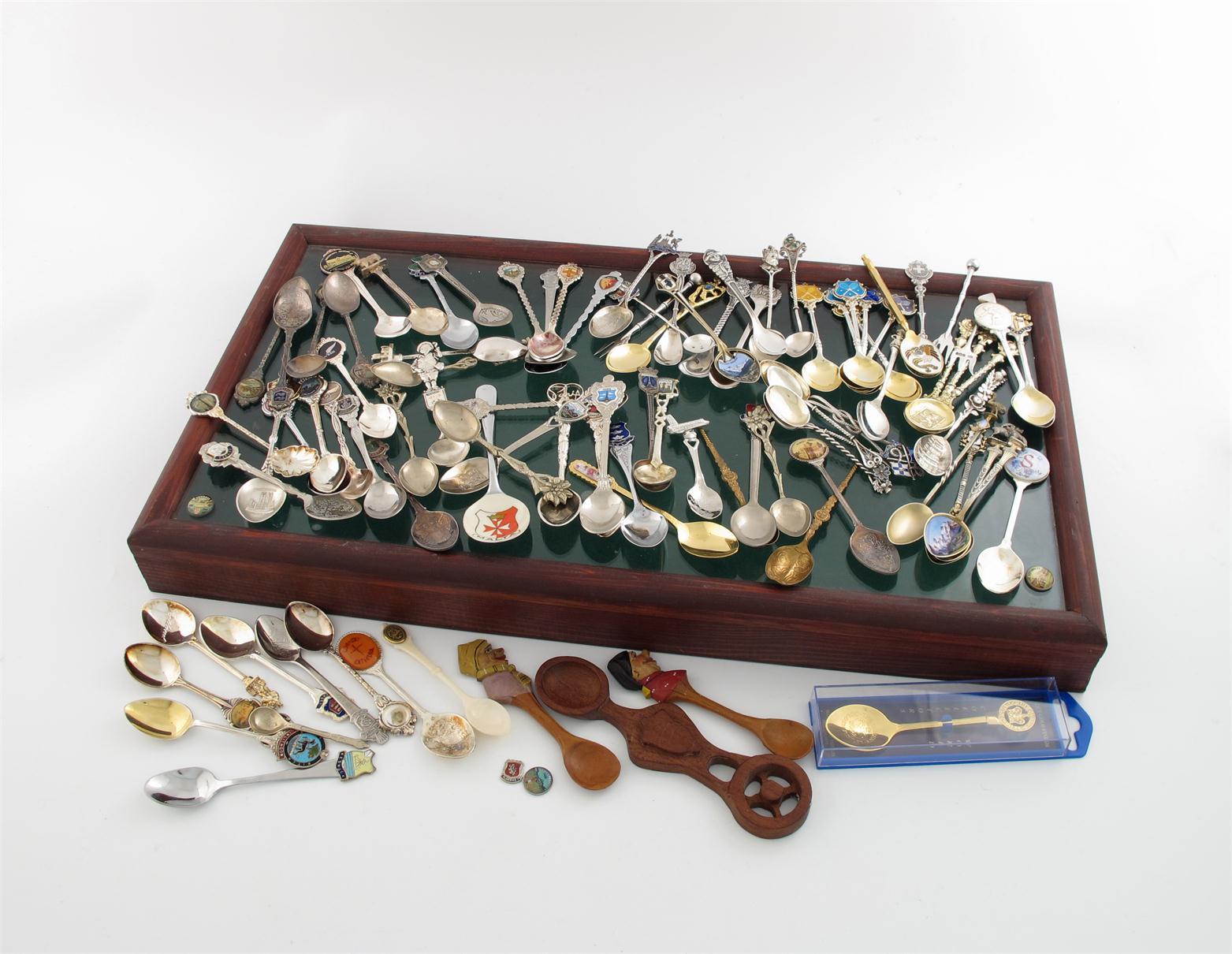 Appraisal: A collection of souvenir spoons