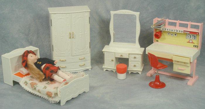 Appraisal: Modern Vogue Ginny Doll boxed Furniture all mint in original