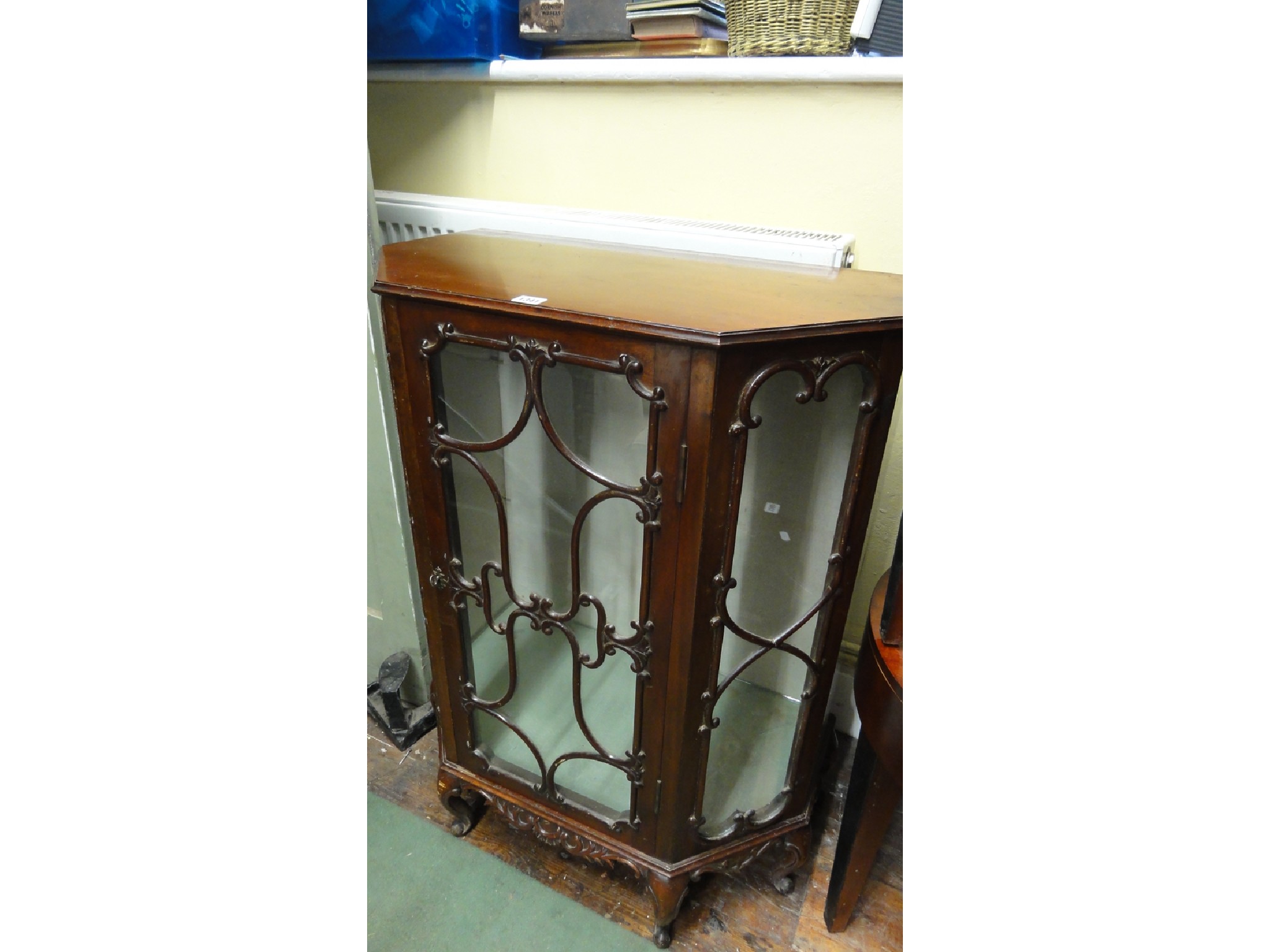 Appraisal: A small late Victorian Edwardian freestanding and breakfront side cabinet