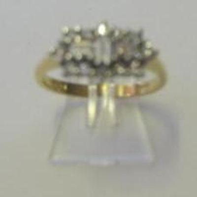 Appraisal: A DIAMOND CLUSTER RING comprising three baguette cut diamonds set