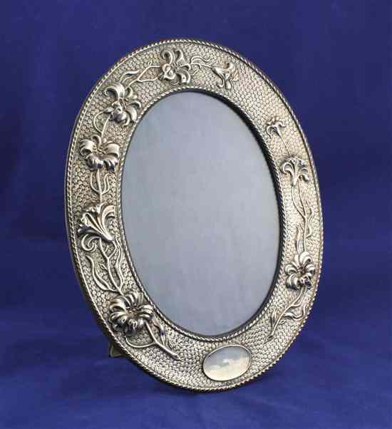 Appraisal: An Edwardian repousse silver oval photograph frame decorated with flowers