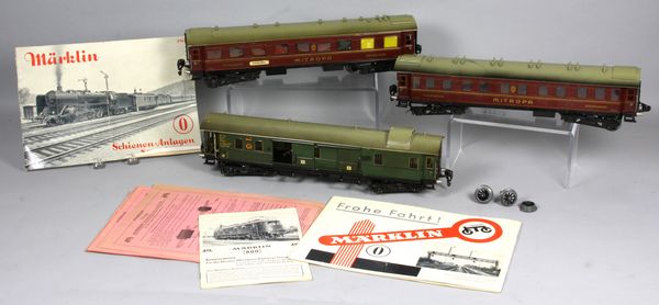 Appraisal: Three 's Marklin Schienen-Anlagen train cars with Spur O booklets