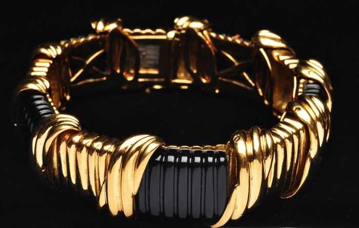 Appraisal: GOLD AND BLACK ONYX BRACELET Stamped k approx