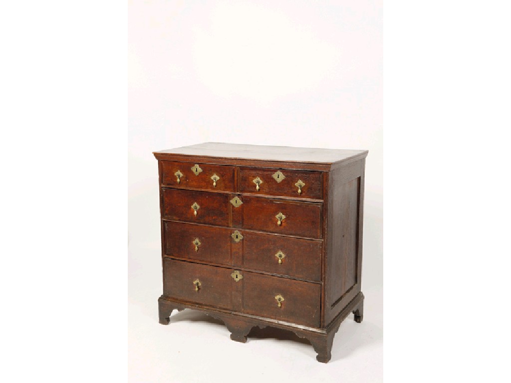 Appraisal: A QUEEN ANNE OAK CHEST OF DRAWERS the rectangular top