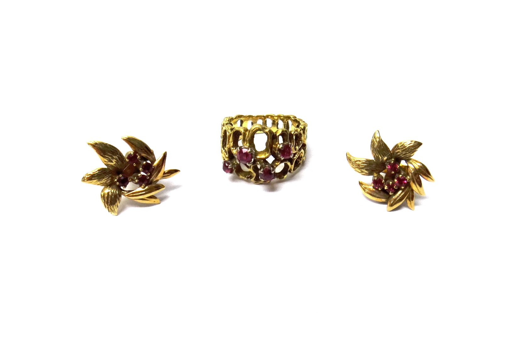 Appraisal: A ct gold and ruby set ring cast and pierced