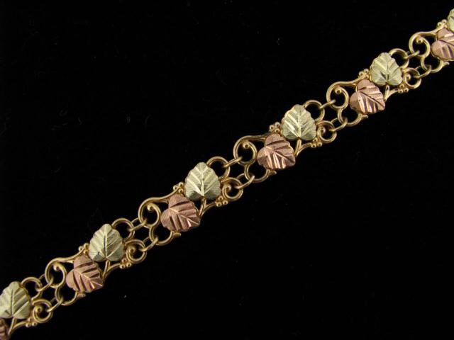 Appraisal: K Black Hills Gold leaf motif bracelet '' long dwtTG