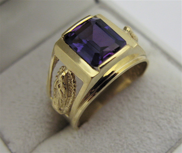 Appraisal: PURPLE SAPPHIRE AND KARAT GOLD RING set with an emerald-cut