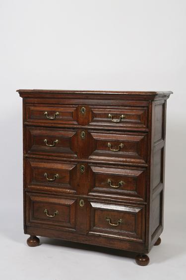 Appraisal: A QUEEN ANNE OAK CHEST OF DRAWERS the rectangular top