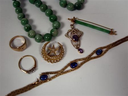 Appraisal: A collection of jewellery to include a jade bar brooch