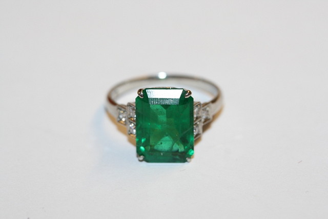 Appraisal: A SYNTHETIC EMERALD AND DIAMOND SET DRESS RING claw set