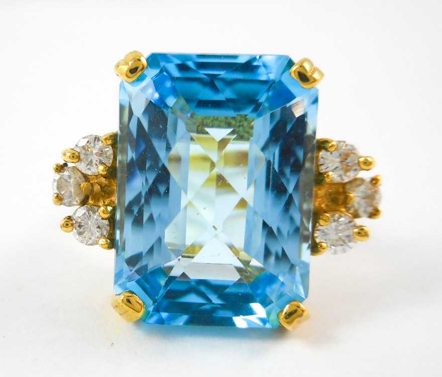 Appraisal: BLUE TOPAZ DIAMOND AND YELLOW GOLD RING The k gold