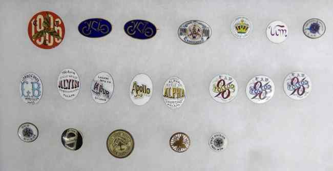 Appraisal: Lot of early pin back buttons and enamel discs and