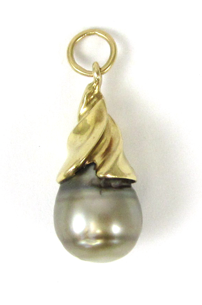 Appraisal: GREY PEARL AND YELLOW GOLD PENDANT The k yellow gold