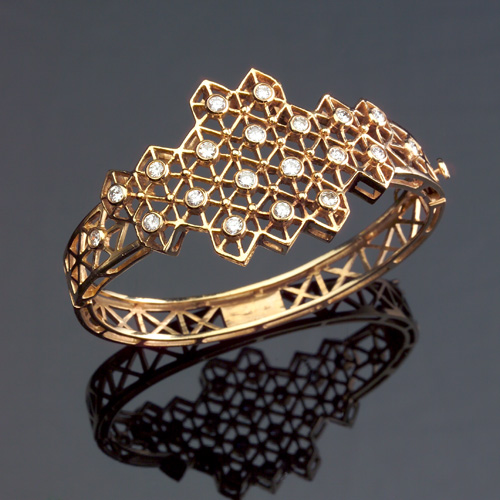 Appraisal: 'S Diamond and k yellow gold hinged bangle bracelet designed