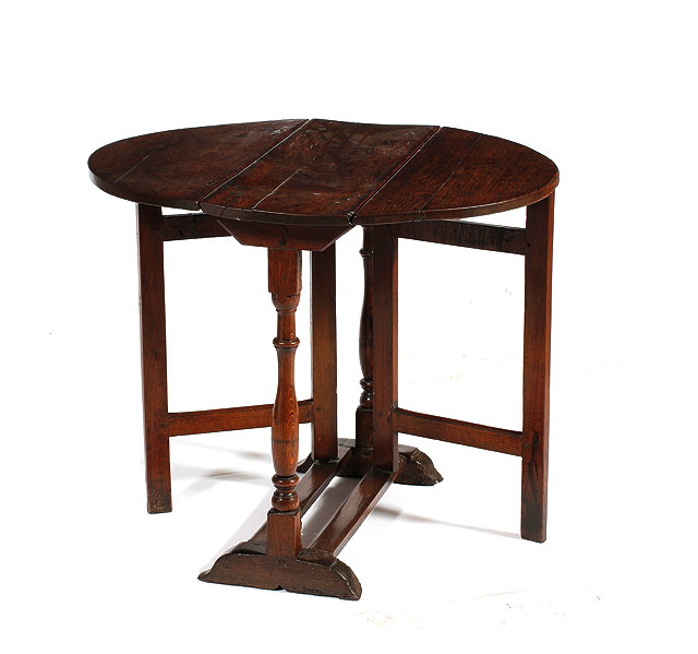 Appraisal: AN ANTIQUE OAK SMALL SIZED GATELEG TABLE with oval top